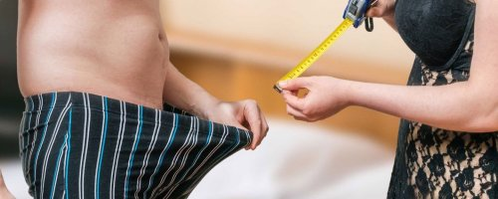 Μια γυναίκα μετρά τη διάρκεια ενός άνδρα ενός μέλους